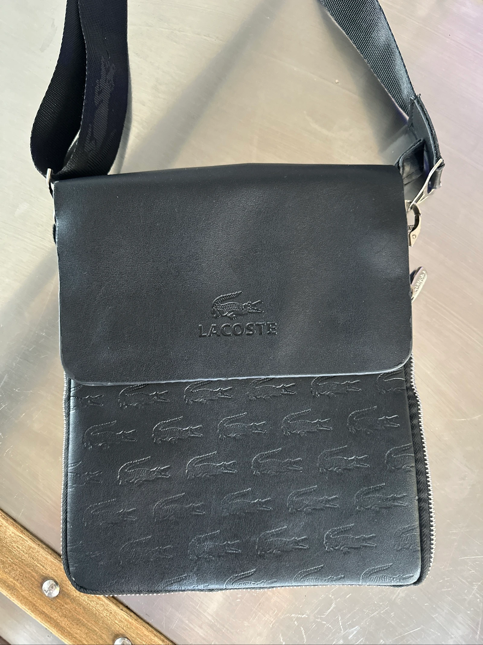 Zwarte schoudertas Lacoste - Crocodile monogrammotief
